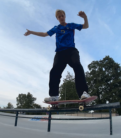 Skate foto van Joran, grinden op een fence op de skatebaan