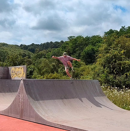 Skate foto van niels op een skatebaan